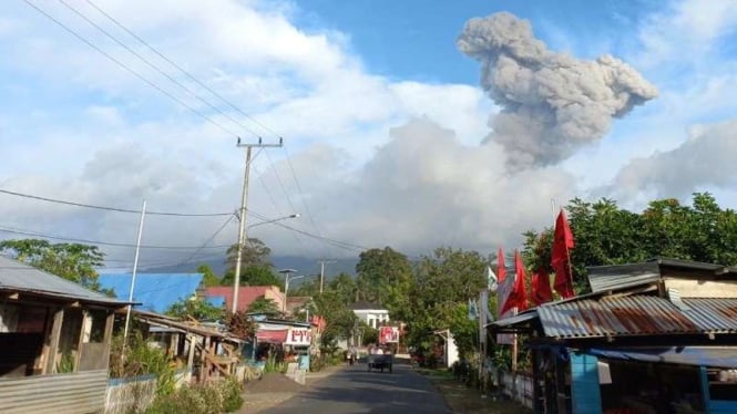 Gunung Ibu di Halmahera, Maluku Utara erupsi