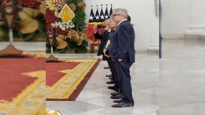 Menteri PUPR Basuki Hadimuljono memotret wartawan dengan smartphone barunya