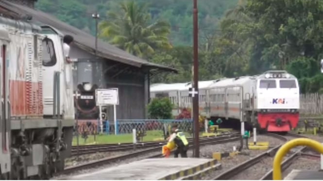 Viral Aksi Heroik Satpam Stasiun Selamatkan Bocah dari Kereta yang Melintas