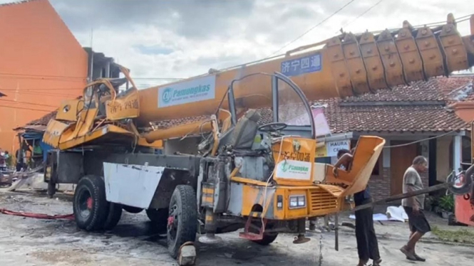 Truk crane menabrak rumah di Brebes, Jawa Tengah, dua orang tewas