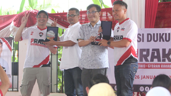 Wakil Ketua Dewan Pakar TKN, Budiman Sudjatmiko saat menerima deklarasi dukungan dari Relawan Pro Rakabuming di Jalan Kertanegara IV, Jakarta Selatan 