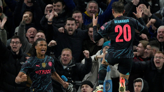 Pemain Manchester City rayakan gol Nathan Ake