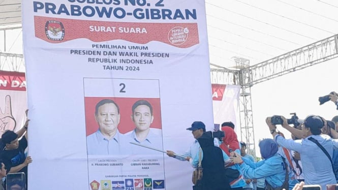 Capres nomor urut dua, Prabowo Subianto memimpin emak-emak di Subang melakukan simulasi pencoblosan surat suara pasangan capres-cawapres Prabowo-Gibran