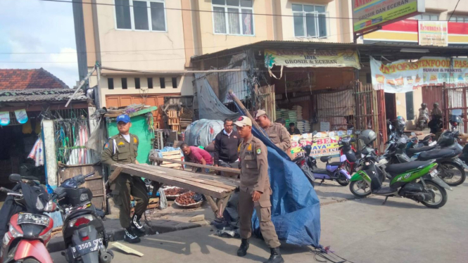 Pedagang dan petugas lakukan pengangkutan barang tinggalkan lokasi Pasar Anyar Tangerang