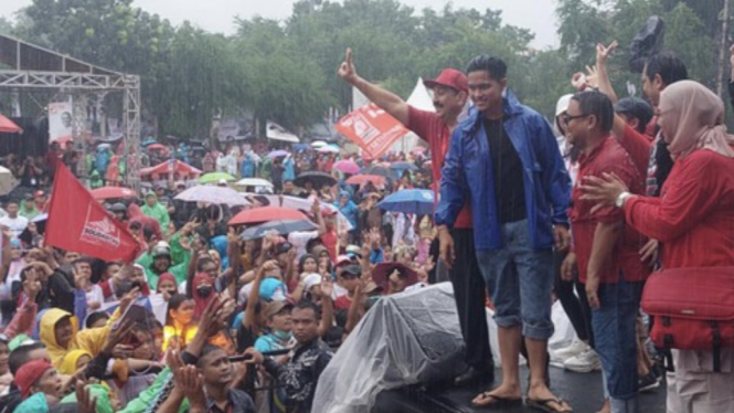 Anak Bungsu Presiden Joko Widodo, Ketua umum Partai Solidaritas Indonesia (PSI) Kaesang Pangarep melakukan kampanye di Lapangan Kedoya, Jakarta Barat (Jakbar), bahkan di tengah hujan deras, Sabtu 27 Januari 2024. 