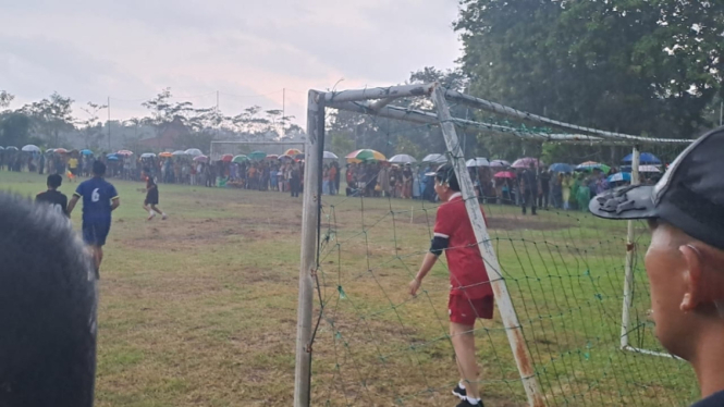 Presiden Jokowi main bola bareng anak-anak Gamplong.