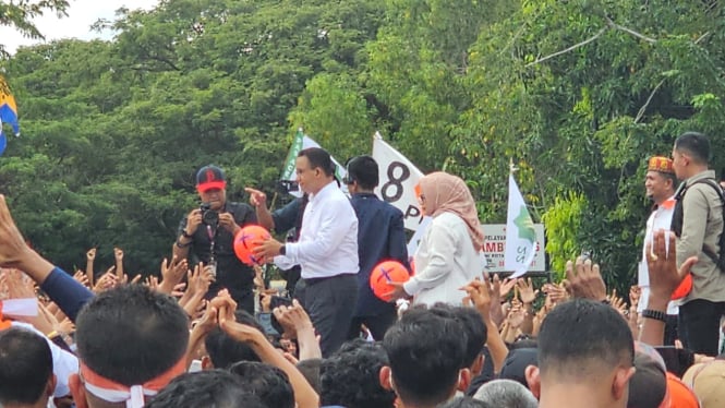 Anies Baswedan membagikan bola ke arah massa pendukung pasangan AMIN saat kampanye di Banda Aceh. VIVA/Dani Randi
