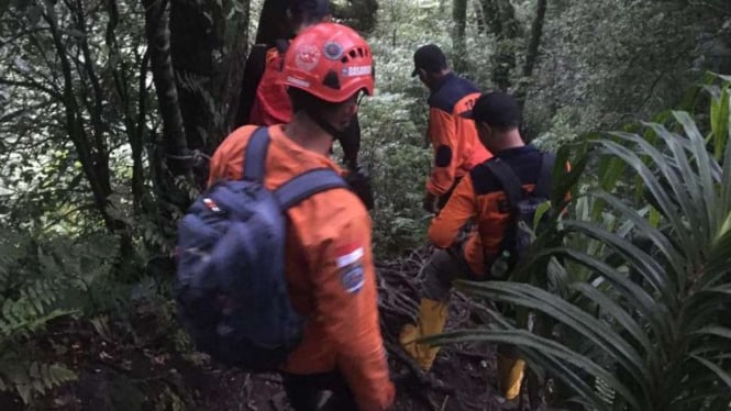 Proses Evakuasi Pendaki Gunung Muria Kudus yang Terperosok ke Jurang