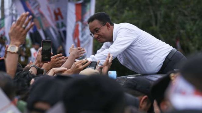 Anies Baswedan ao parabenizar seus apoiadores na campanha para as eleições presidenciais de 2024