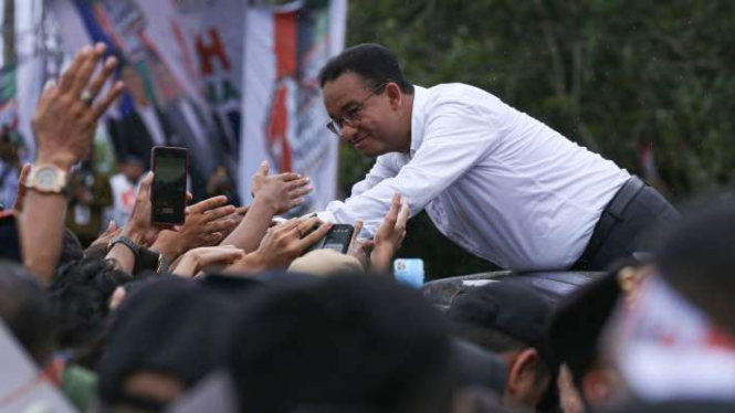 Calon presiden nomor urut 1 Anies Rasyid Baswedan menyapa pendukungnya saat kampanye akbar di pelantran parkir Stadion H Dimurthala, Banda Aceh, Aceh, Sabtu, 27 Januari 2024.