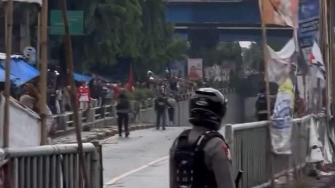 Aksi tawuran antar warga yang terjadi di Jalan Bassura, Jakarta Timur, mengakibatkan jatuhnya korban luka lima anggota Polri yang bertugas saat hendak membubarkan, terkena lemparan batu. 