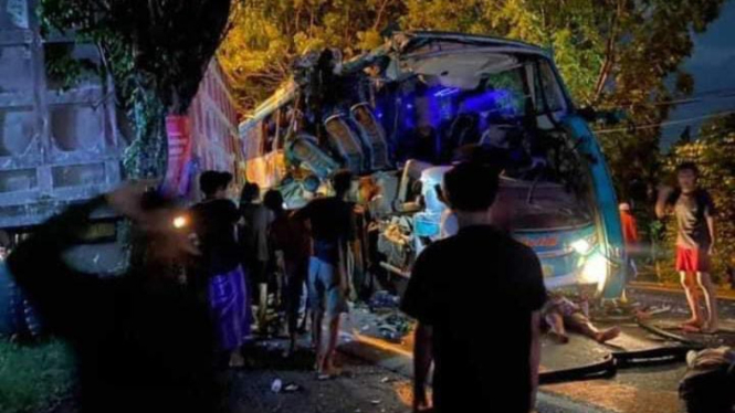 Kondisi bus dan truk yang rusak parah karena kecelakaan maut di Gresik, Jawa Timur.