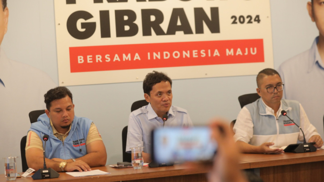 Wakil Ketua TKN Prabowo-Gibran, Habiburokhman (tengah) dalam konferensi pers di Media Center TKN, Jakarta Selatan, Minggu, 28 Januari 2024