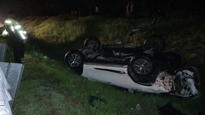 Mobil Gus Aab pengurus PBNU terbalik dalam kecelakaan di Tol Ngawi. (Istimewa)