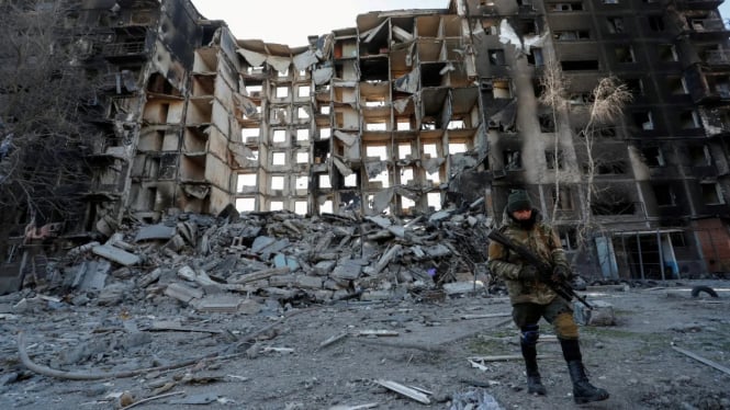 VIVA Militer: Tentara Ukraina di depan reruntuhan bangunan