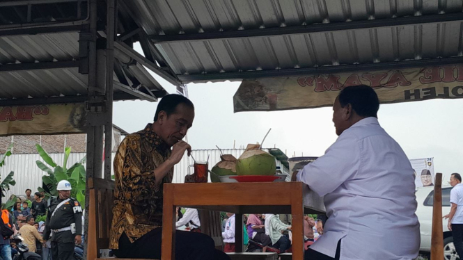 Jokowi makan Bakso bersama Prabowo dan influencer di warung pinggir jalan