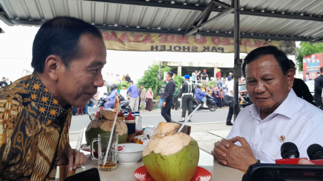Jokowi makan Bakso bersama Prabowo dan influencer di warung pinggir jalan
