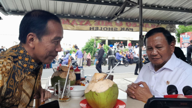 Momen Akrab Jokowi Dan Prabowo Makan Bakso Bareng Di Magelang