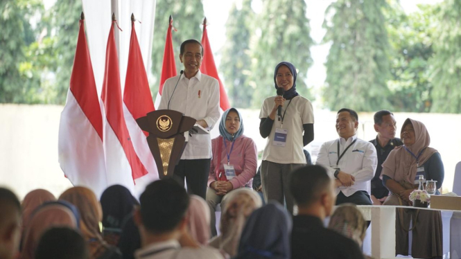 Presiden Jokowi hadir di tengah-tengah nasabah PNM Mekaar