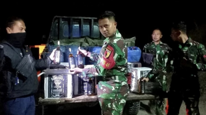 VIVA Militer: Satgas Pamtas RI-Mly Yonarhanud 8/MBC bongkar miras ilegal