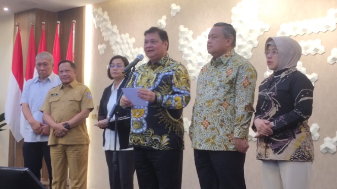 Menko Perekonomian, Airlangga Hartarto memimpin konferensi pers hasil High Level Meeting (HLM) Tim Pengendalian Inflasi Pusat (TPIP).
