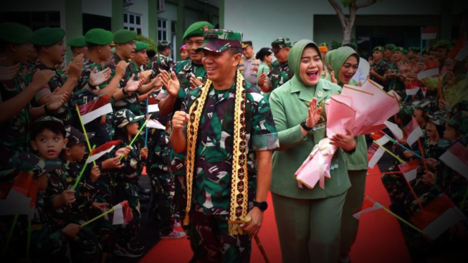 VIVA Militer: Nyonya Mila dan Mayjen TNi Yanuar Adil.