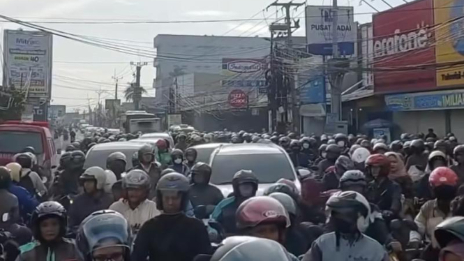 Kemacetan di Simpang Mampang akibat proyek revitalisasi 