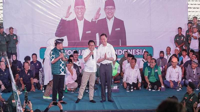 Cawapres Muhaimin Iskandar atau Cak Imin bersama Tom Lembong di Yogyakarta
