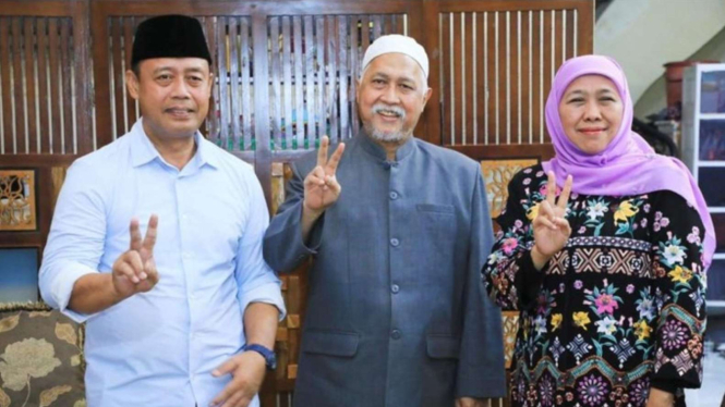 Kyai Fuad Noerhasan Sidogiri Pose Dua Jari Bersama Khofifah