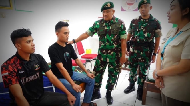 VIVA Militer: Panglima Kostrad saat kunjung prajurit Kostrad yang ditembak OPM.