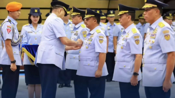 VIVA Militer: Serah terima jabatan tiga jenderal TNI AU di Mabes AU.