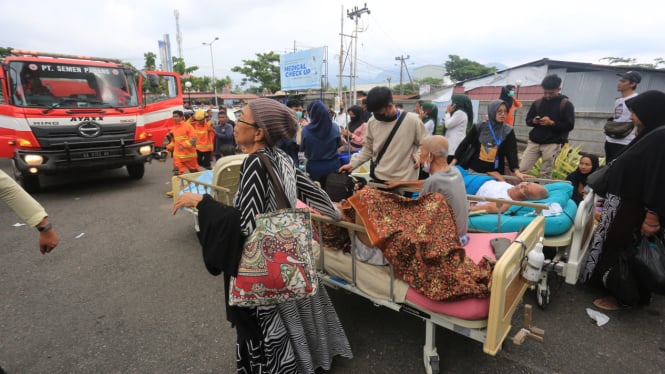 Evakuasi Pasien Rumah Sakit Semen Padang
