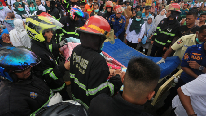 Proses evakuasi pasien Rumah Sakit Semen Padang