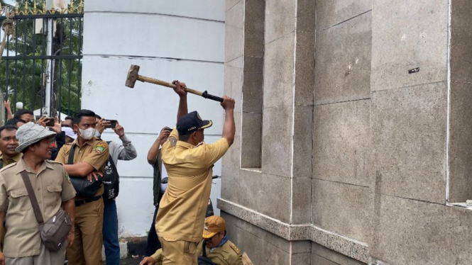 Massa Apdesi hancurkan tembok dan pagar gedung DPR RI