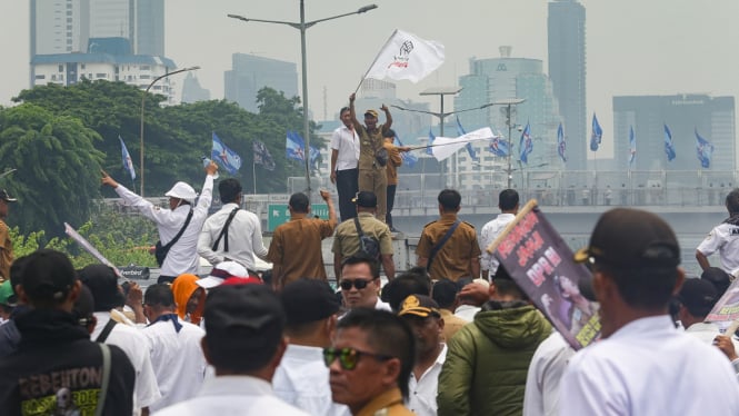 Aksi Demo Apdesi Tutup Tol Senayan Depan DPR