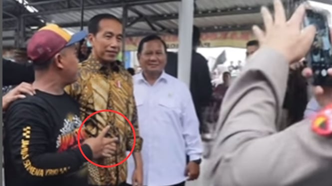 Reaksi Prabowo Melihat Warga Pose 2 Jari saat Foto Bareng Jokowi