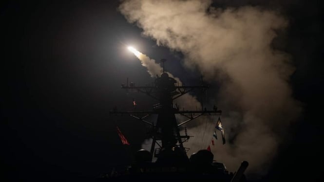 Kapal perang AS USS Gravely menembakan artileri di Laut Merah