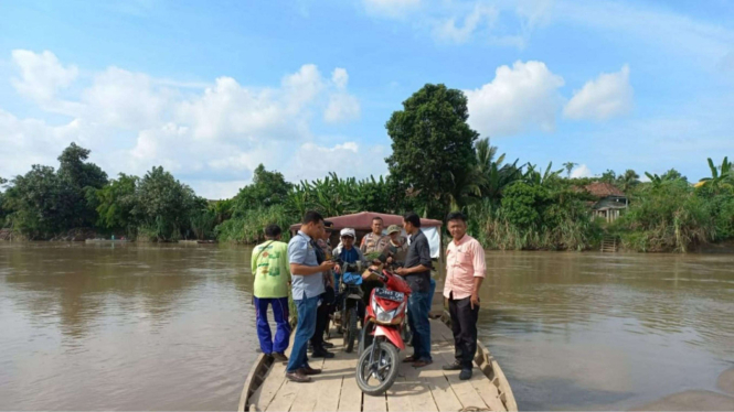 Kapolsek Madang Suku II Seberangi Sungai Berarus Deras, Lakukan Cek Lokasi TPS