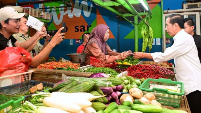 Illustration of President Jokowi inspects to market (Muchlis Jr - Press Bureau of the Presidential Secretariat)