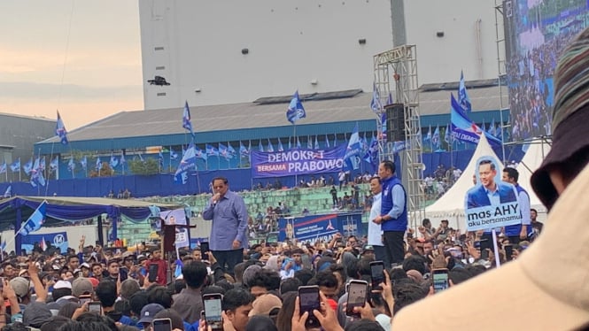 Presiden RI ke-6 sekaligus Ketua Majelis Tinggi Partai Demokrat Susilo Bambang Yudhoyono (SBY) memberikan sambutan di acara kampanye nasional dan rapat akbar Partai Demokrat di Stadion Gayajana, Malang, Jawa Timur, Kamis, 1 Februari 2024