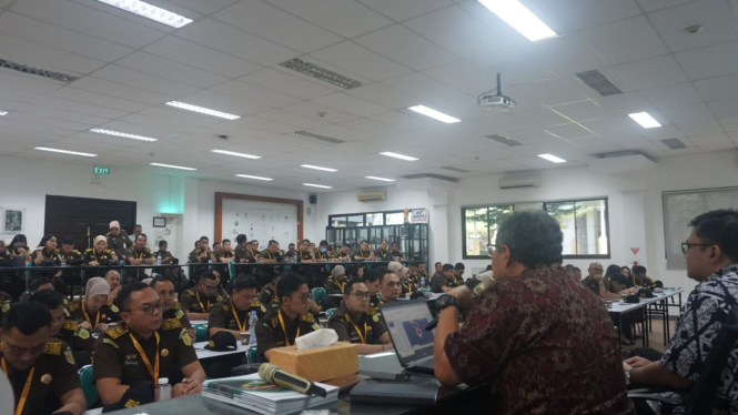 Para jaksa mengikuti edukasi terkait penanganan dan pengelolaan limbah di Bogor. Muhammad AR/VIVA