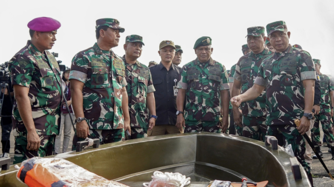 VIVA Militer: Pangkostrad Letjen TNI Saleh Mustafa mendampingi Panglima TNI