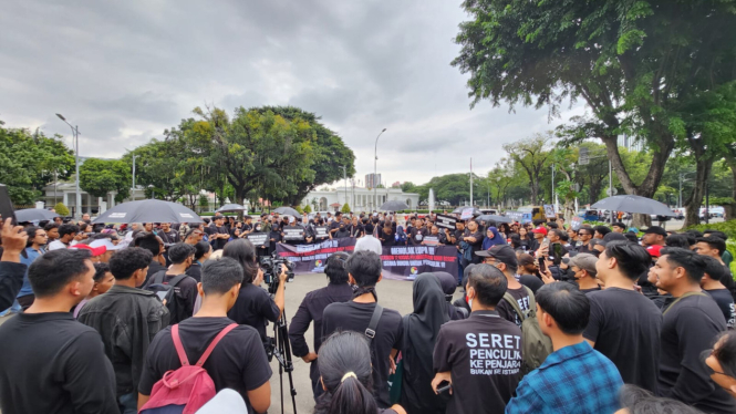 Koalisi Masyarakat Sipil melakukan unjuk rasa