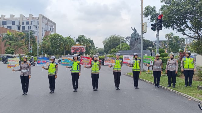 Polwan Ditlantas Polda Riau melaksanakan kegiatan sosialisasi Pemilu 2024