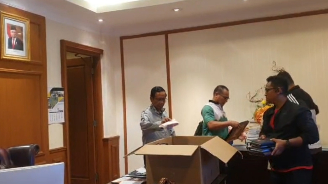 Momen Mahfud MD Kemasi Barang di Kantor Kemenko Polhukam Usai Resmi Mundur dari Kabinet