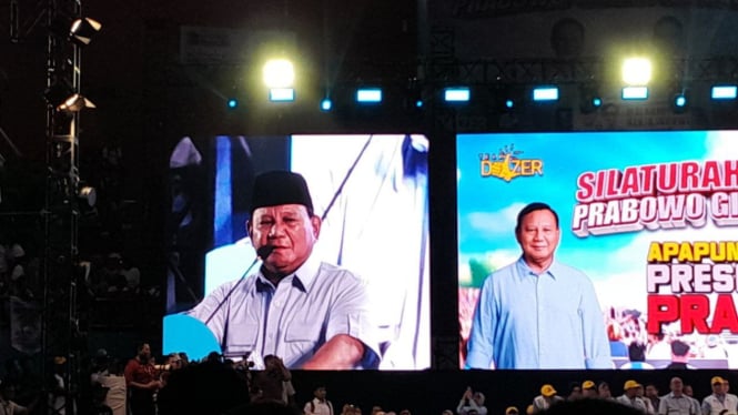 Capres nomor urut dua Prabowo Subianto memberikan sambutan di acara Silaturahmi Relawan Prabowo-Gibran se-Sulawesi Selatan di GOR Sudiang, Makassar, Sulawesi Selatan, Jumat, 2 Februari 2024