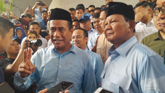Capres nomor urut dua Prabowo Subianto bersama dengan Menteri Pertanian Amran Sulaiman di acara Silaturahmi Relawan Prabowo-Gibran se-Sulawesi Selatan, Jumat, 2 Februari 2024