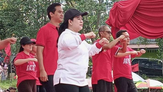 Ketua DPR RI yang juga Ketua DPP PDI Perjuangan Puan Maharani mengikuti Senam Cinta Tanah Air (Sicita) bersama lebih kurang 3.000 ibu rumah tangga di Kabupaten Banyumas, Jawa Tengah, Jumat, 2 Februari 2024.
