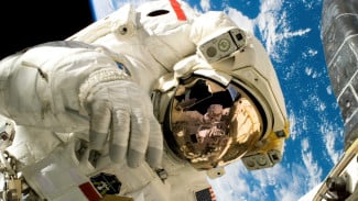 Astronauts Could Face Problem Over the Moon is Shrinking