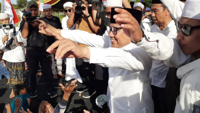 Calon presiden nomor urut 1 Muhaimin Iskandar saat menyapa simpatisannya di Tangerang